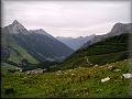 Warth a údolí Lechu, vzadu Biberkopf a Lechtálské Alpy 