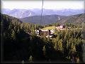 Jedeme na Dachstein - pohled z lanovky na dolní stanici 