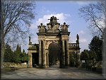 Portál Nového hřbitova na Gothardě (s vrcholovou plastikou 'Anděl míru')    