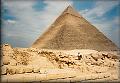 Chephrenova pyramida (Khafre, 2500 př.n.l.; výška 143/136 m) 