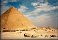 Cheopsova pyramida a museum se Sluneční lodí (v pozadí Giza) 