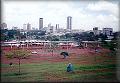 Pohled přes univerzitní areál na centrální část Nairobi 