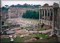 Forum Romanum, v pozadí Palatin (zleva chrám Kastora a Polluxe, sloup císaře Fóky, Posvátná cesta, Juliova bazilika, Saturnův chrám) 