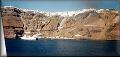 Opouštíme Firu a Santorini (je vidět klikatá cesta z Firy dolů do přístavu Port Athínai) 