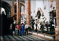 Hofkirche - náhrobní desky a sochy dávných panovníků 
